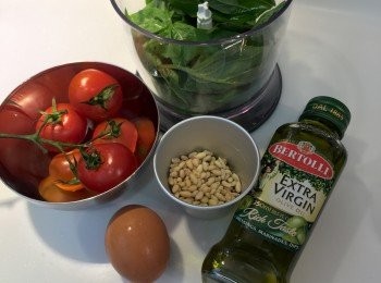 step1: 將白鑊炒香的松子仁、橄欖油、已沖洗及印乾的羅勒放入攪拌機中，加入胡椒碎，一齊打成青醬, 加半茶匙鹽調味