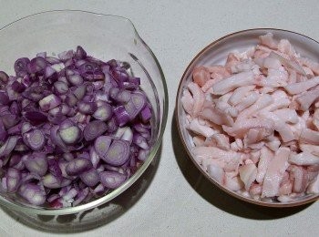 step1: 將紅蔥頭及豬油切小塊狀(紅蔥頭切的大小要一致,這樣才能炸出一樣的酥脆度),可以使用豬油或雞油(味道會更香)或沙拉油亦可。
