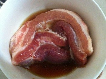 step1: 將花肉去皮洗淨，加入所有調味料《蜜糖除外》，腌製隔夜~