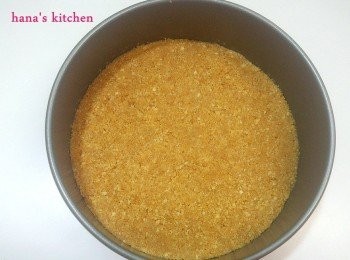 step2: 壓碎的消化餅和溶化的奶油拌勻後倒入模型中仔細壓平壓緊後放入冰箱冷藏