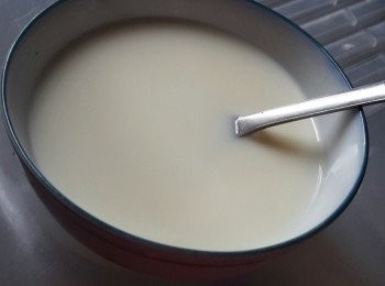 step1: 先用兩湯匙水與煉奶拌勻備用