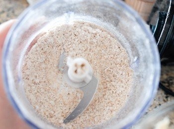 step1: 先將燕麥片放入攪拌機內打至幼細，然後與麵粉和梳打粉baking soda拌勻，備用