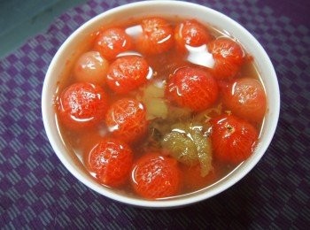 step4: 將已涼透的桂花梅子水(連話梅)浸過去皮番茄表面，密封雪藏一天至入味