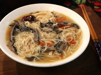 step6: 煮好的麻油雞湯，將雞去骨拆出雞肉，加點麵線拌煮，就成一碗香濃又美味的麻油雞湯麵線。