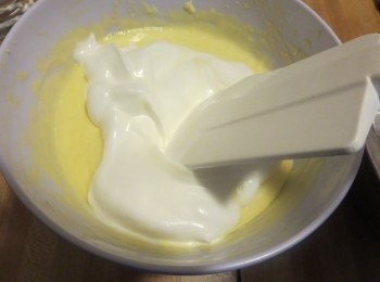 step7: 將1/3的蛋白加入至攪拌好的蛋黃糊中，用刮刀撈起底部的麵糊，從下往上翻拌至均勻