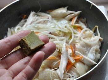 step8: 再放入一小塊穀盛綠咖哩(不需調味，穀盛綠咖哩已有微鹹)入鍋滾煮均勻溶化