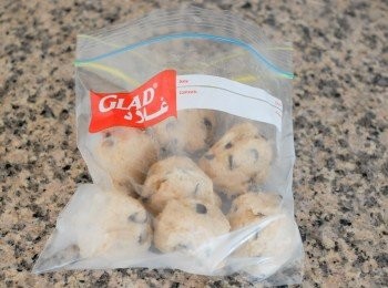 step7: 將雪櫃的曲奇麵糰放入密實袋內，然後放入冰箱存放，每次焗前直接將麵糰放在烘焙紙上，放入焗爐便可，不用解凍，焗的時間需增加2-3分鐘