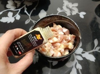 step1: 雞軟骨解凍；洗淨後徹底抹乾; 用胡椒粉, 鹽, 糖及蛋液撈勻醃15分鐘