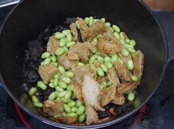 step8: 開蓋，先試味，之後下烤麩及枝豆仁拌勻後再加蓋穸中火煮10分鐘
10分鐘後關火，但不要開蓋，由它焗1小時，之後開蓋下麻油拌勻
剩起再入雪櫃幾小時雪凍即可