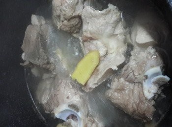 step2: 將豬尾骨洗淨、加入姜片出水5分鐘、再洗淨