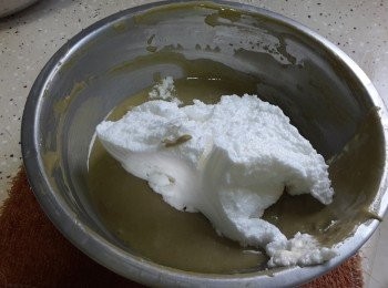 step7: 將1／3旦白霜加入以上的綠茶糊內。以切拌法拌勻。