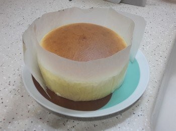 step11: 出爐後，可以拿著牛油紙整個旦糕取出，放涼後可冷藏。或趁熱吃都可以。