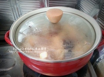 step9: 盛起將材料連汁料放入另一煲內 , 蓋上蓋焗30分鐘