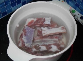 step1: 金沙骨如用冰鮮的話，先解凍，
先做『跑活水』，即是冷水下鍋，
開小火煮半小時左右，撈起備用。 
作用是要把血水盡可能迫出，辟走腥味