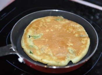 step4: 塗上一層油於平底鍋後，將鬆餅餬放上中小火慢慢煎