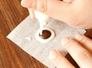 step20: 以黑和白朱古力筆在牛油紙上畫出裝飾。