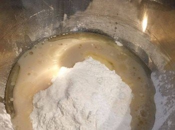 step1: 糯米粉、木薯粉過篩拌勻，加入糖、鹽備用。