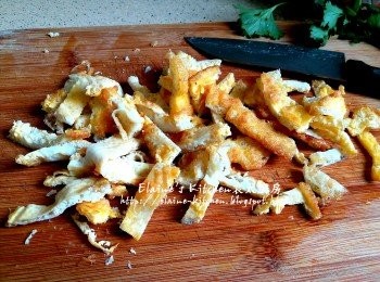 step6: 蛋液放入鑊中用慢火煎至兩面金黃色 , 盛起待涼切絲