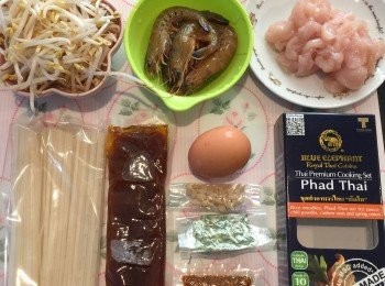 step1: 藍象Phad Thai(包裝入面有金邊粉、醬汁、乾蔥、腰果碎同辣椒粉。)
雞肉切片後用少少鹽同糖醃10分鐘, 
蝦仁沖洗去腸後用少少鹽同酒醃10分鐘, 
粉先用熱水煮約5分鐘，再過冷河備用。