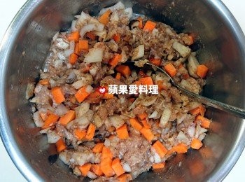 step4: 用湯匙將內鍋裡的好料拌勻。