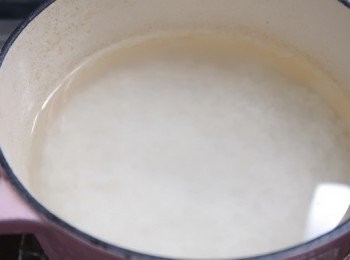 step1: 洗好米後， 把圓糯米與水放入，加入水，隨意是米的2倍即可。