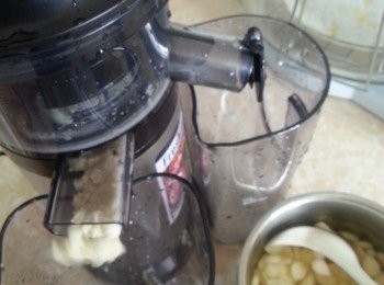 step7: 然後做糖水部份:南杏用攪拌機或慢磨機加水磨出杏仁汁