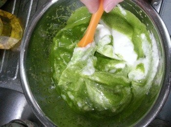 step5: 取3分1蛋白入綠茶混合物內切拌勻, 再將綠茶混合物倒入蛋白中切拌勻