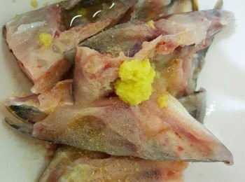 step3: 魚頭落糖、 鹽、 胡椒粉、 薑汁、 紹興酒