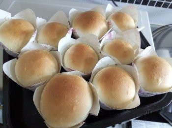 step3: 放入已預熱焗爐用180度焗20分鐘，麵包備用。