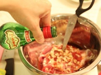 step2: 取一大碗，將豬肉和所有醃料拌勻並醃過夜。