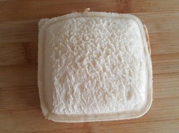 step2: 使用吐司合模型壓緊去邊(也可以去邊後使用叉子將四邊壓緊)