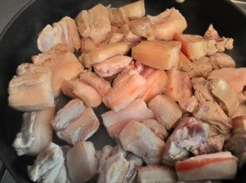 step1: 香菇泡水備用,肉條切成適合大小 鍋子加熱後放入豬肉轉小火煸出油質與香味