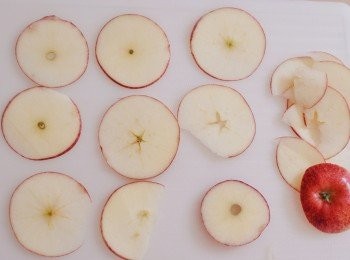 step1: 將蘋果洗淨，不去皮，然後橫切成薄片 （約1/10吋厚）