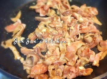 step2: 下油爆香薑片，下豬頸肉稍煎至兩面微黃，即可翻炒至半熟，沿鑊邊灒少許酒，將豬肉炒至8成熟，下芡汁使之稍為稠杰。