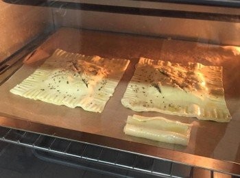step4: 上面可以撒些白芝麻和義式香料，攝氏180度烤個15分鐘到酥皮變金黃就可以囉！