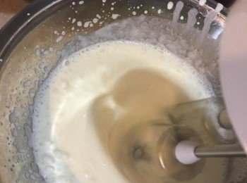 step6: 淡忌廉倒入大碗中，用攪拌器打至起泡