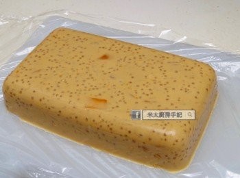 step6: 把糕糊放入糕模內。然後放入冰箱置2-3小時或至糕凝固即成！