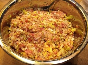 step3: 將娃娃菜碎混合已醃好嘅免治梅頭豬肉