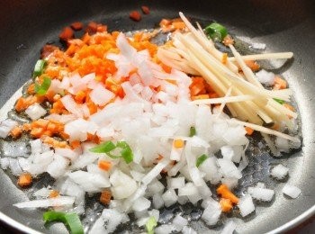 step5: 備鍋一大匙油加熱後，將配料下鍋翻炒爆香