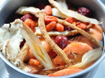 step4: 白蝦放入紹興酒與中藥熬煮放涼的藥酒浸泡