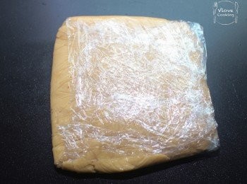 step6: 成團後略壓平, 之後用保鮮紙包好放入雪櫃(不是冰格) 一小時