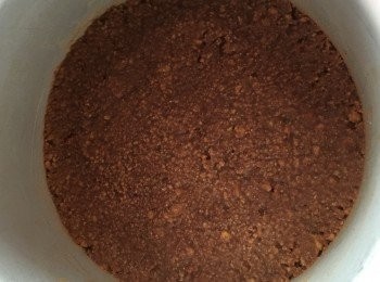 step1: 先把已融化的牛油和壓碎了的消化餅碎混合，壓在已鋪牛油紙的6吋模中，雪冰格15—20分鐘