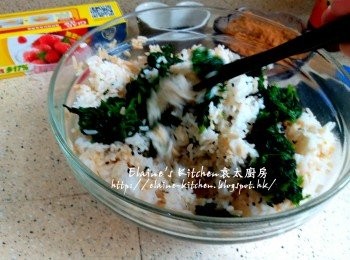 step7: 將2/3份量的白飯加少許豉油及糖調味拌勻 , 加入黑白芝麻及菠菜再拌勻