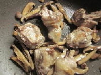 step4: 加入雞肉拌炒至金黃,再放香菇炒到香味溢出即可熄火.