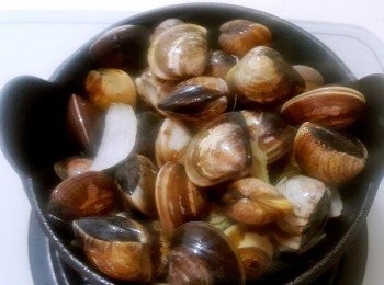 step2: 起油鍋將洋蔥炒軟後放入薑絲 將蛤蜊放入蓋上鍋蓋轉中小火~(不須加水喔)