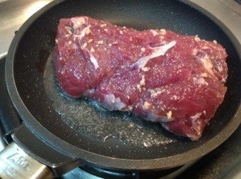 step2: 醃料剝除乾凈，油煎至兩面赤赤