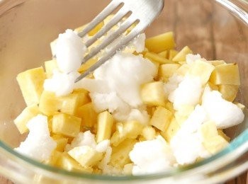 step3: 把蕃薯蒸熟後，趁熱放到碗裡，加入椰子油把蕃薯壓成蓉。