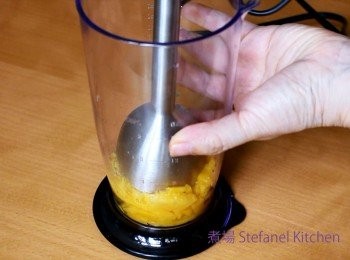 step6: 另一芒果取果肉加入1/8匙鹽，用攪拌器打成汁狀