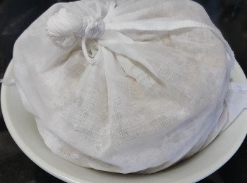 step4: 將紅衫魚用薑片煎香，放涼後入魚袋