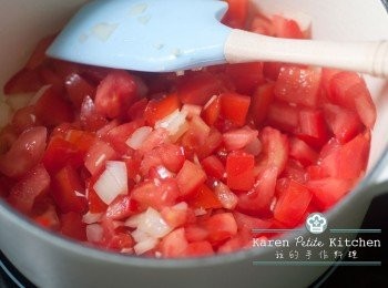 step3: 放入番茄丁及蒜蓉，拌炒約3分鐘。